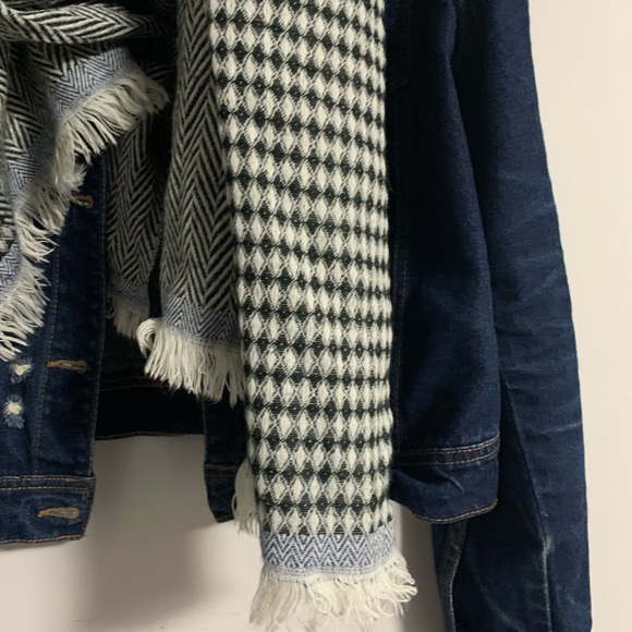 (2for$20) Super cozy Reitmans Patterned Scarf - Picture 4 of 4